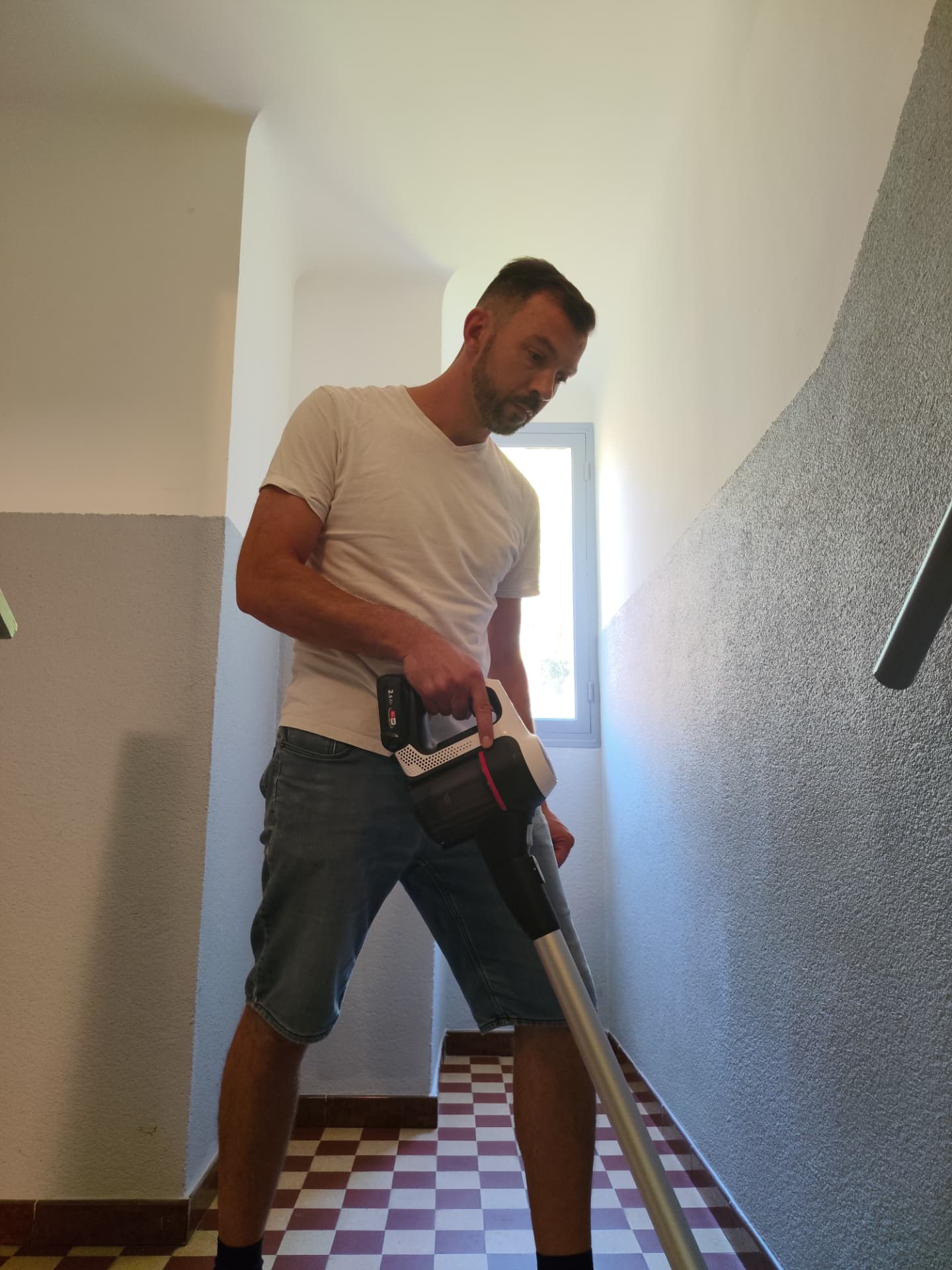 Agent ODDEO aspirant l'escalier d'une copropriété à Grasse